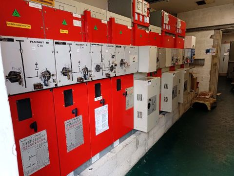 Alignement de cellules HT rouges et blanches dans un local électrique